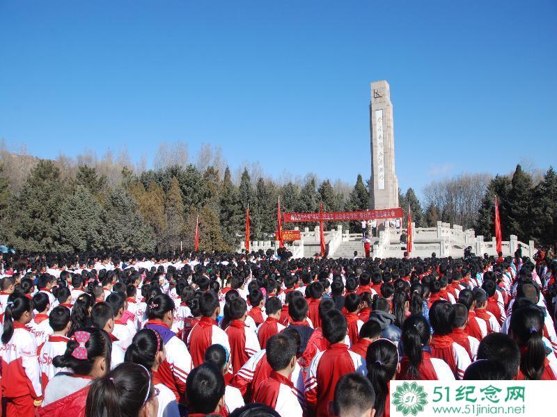 隆化县中小学生“铭记先烈遗志弘扬革命传统”祭扫烈士墓活动大会_网上祭奠亲人_网上祭奠英烈_如何网上祭拜