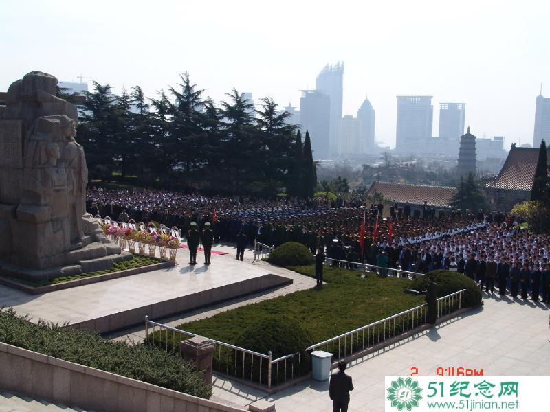 纪念青岛解放60周年悼念革命先烈大会在纪念馆隆重举行_网上祭奠亲人_网上祭奠英烈_如何网上祭拜