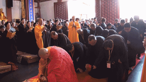 上海七宝教寺举行三时系念法会 千人诵经响遏行云