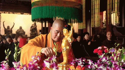 道元法师首先用香汤净水,灌沐太子佛像